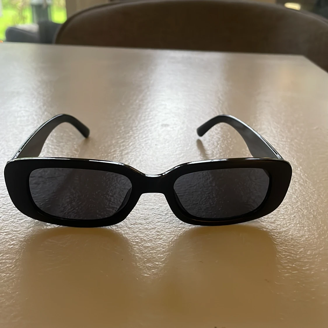 Svarta rektangulära solglasögon