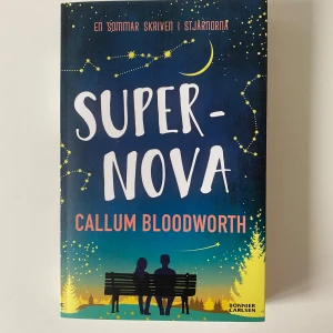 Supernova - Supernova av Callum Bloodworth är en romantisk coming of age-roman för unga läsare. Boken handlar om en sommar fylld av drömmar, känslor och stjärnor. Perfekt för dig som gillar berättelser om vänskap, kärlek och att hitta sig själv.