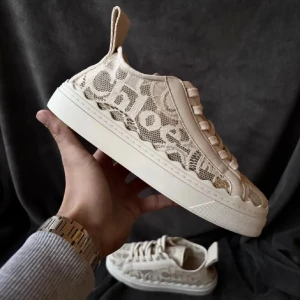 Chloé Lauren sneaker - INTRESSEKOLL på mina älskade Chloè sneakers som är perfekta till vår och sommar i storlek 40 men passar även 39. De är i jättefint skick och har använts max 5 gånger så endast smutsig sula vilket jag rengör innan jag skickar isåfall. 🎀Kom gärna med bud, skorna kostar og 6500! Skickar fler bilder om det önskas, självklart är skorna äkta💘 (inte mina bilder, kan skicka fler)