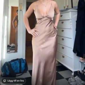 Balklänning/långklänning - Inte mina bilder!! Biege balklänning i storlek 6 vilket motsvarar S. Men säljer för att jag hittat en annan. Är 165 och den går hela vägen ner till marken.   Nypris 840kr, exklusive frakt och tull.