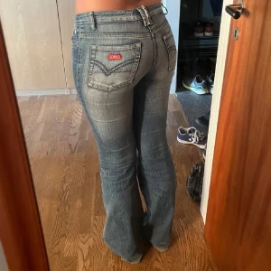 Lågmidjade bootcut jeans - Säljer dessa supersöta lågmidjade jeansen då dom inte kommer till användning!💓 Har lämnat in de hos skräddaren en gång tidigare för att fixa i grenen där tyget hade blivit lite tunt så det är liksom ett ”extra” tyg inne i byxan men är ingenting som syns när du har på dom!💞 Sitter perfekt i längden på mig som är 169!!🫶🏼