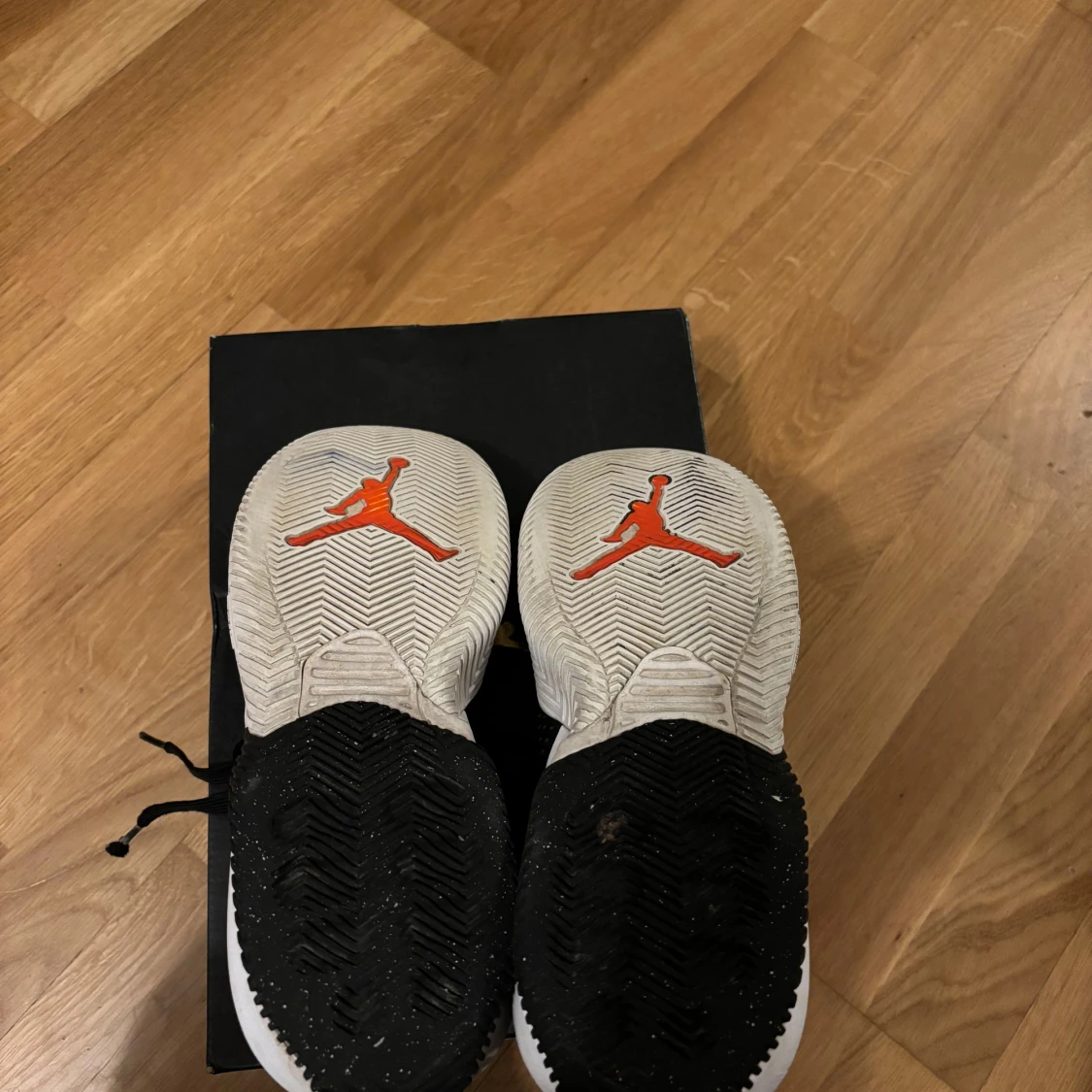 Svarta Jordan sneakers med blå och orange detaljer - 3