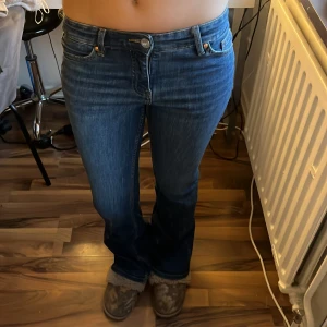 Blå lågmidjade bootcut jeans från Kappahl - Snygga blå jeans från Kappahl med klassisk bootcut-modell och låg midja. Säljer på grund av att de inte kommer till användning. Pris kan diskuteras🥰😇