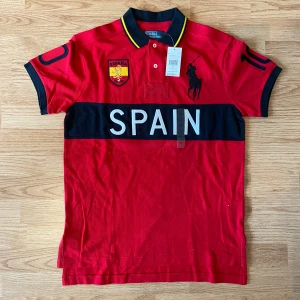 Ralph Lauren Spain Polo / Pike - !skicka bud för snabb affär! Stilren Ralph lauren Spain pike, helt ny med etikett 😧 storlek M. Mått: 69längd 52bredd under armarna. Sedd på chief keef på flera bilder 🔥🫡