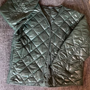 Grön quiltad jacka från Gina Tricot - Mörkgrön quiltad jacka från Gina Tricot. Jackan har lång ärm, dragkedja framtill och ett rakt, lite oversized snitt. Passar bra för lager-på-lager och perfekt för höst/vår 🍂👌