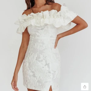 Vit kort off shoulder klänning - Världens vackraste klänning som är perfekt till studenten! Helt ny med prislapp kvar, endast testad och den passade tyvär ej. Australienskt märke med dyr frakt samt tullar-därav priset. 