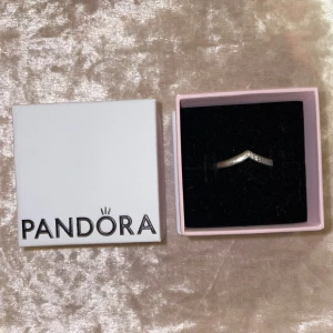 Pandora ring - Pandora ring i äkta silver med stenar stl 54 Säljes då jag inte använder den Pris kan diskuteras 