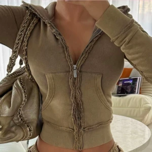 Hidden cult hoodie  - Säljer eftersom jag knappt använder den. 💖Jag säljer inte byxorna bara hoodien med dragkedja jag säljer!!! 💖Det Finns också en väldigt liten defekt på ärmen (sista bilden). Jag skulle inte gå för mindre än 500 eftersom det ursprungliga priset är 700 och även eftersom den här produkten inte längre finns tillgänglig på Hidden Cults webbplats.