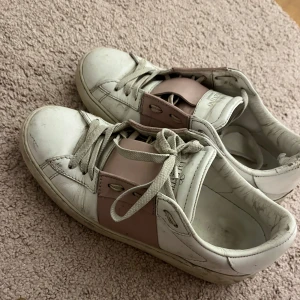 Valentino sneakers  - Säljer ett par valentino skor, givetvis äkta. Använda men ändå i okej skick med tecken på användning. Lite smutsiga så skorna rengörs innan de skickas. Köp direkt för 1300.