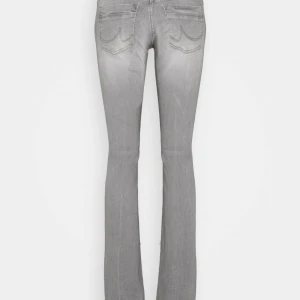 Ltb jeans - Super snygga sköna ltb jeans som aldrig använts då dem är för stora för mig, modellen är Valerie så dem är bootcut/flare. Inga skador på byxorna eftersom dem aldrig använts utanför huset. Pris kan diskuteras och kan skicka fler bilder❣️