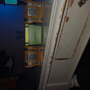 Fortnite leksaker  - Cool axelväska som ser ut som en skattkista med detaljer i brunt, gult och silver. Väskan har metallspännen och ett handtag upptill. Perfekt för dig som vill sticka ut med en unik accessoar!