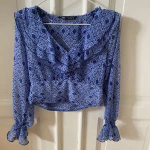 Jättesnygg blus från Zara - En JÄTTEfin blus från zara perfekt inför sommaren! Den har fina detaljer som ni ser i slutet på armarna och runt bröstet. Använd fåtal gånger.