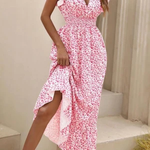 Kortärmad vadlång klänning - Klänningen går ner till vaderna, resårband i midjan och lätt utsvängd nertill 💗 klänningen är vit med rosa blommor och smala volanger på ärmen. Den är tunn så väldigt skön på sommaren, dock inte kommit till användning här hemma 💗