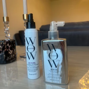 Color Wow stylingprodukter - Två stylingprodukter från Color Wow: en vit flaska med svart pump (Raise the Root) och en silverfärgad sprayflaska (Dream Coat). Båda är hårstylingsprayer, har endast testat de🤍. 