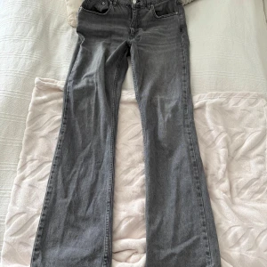 Bootcut jeans - Använda fåtal gånger. Medelhög midja