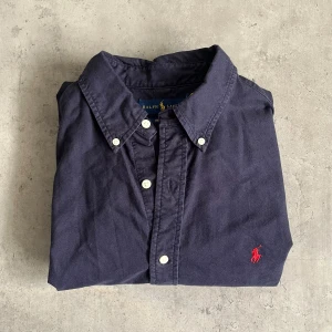 Ralph lauren skjorta - Riktigt snygg ralph lauren skjorta i nyskick. Perfekt inför sommaren. Nypris 1600kr vårt pris 399kr✅ fraktas inom 24h📦✅