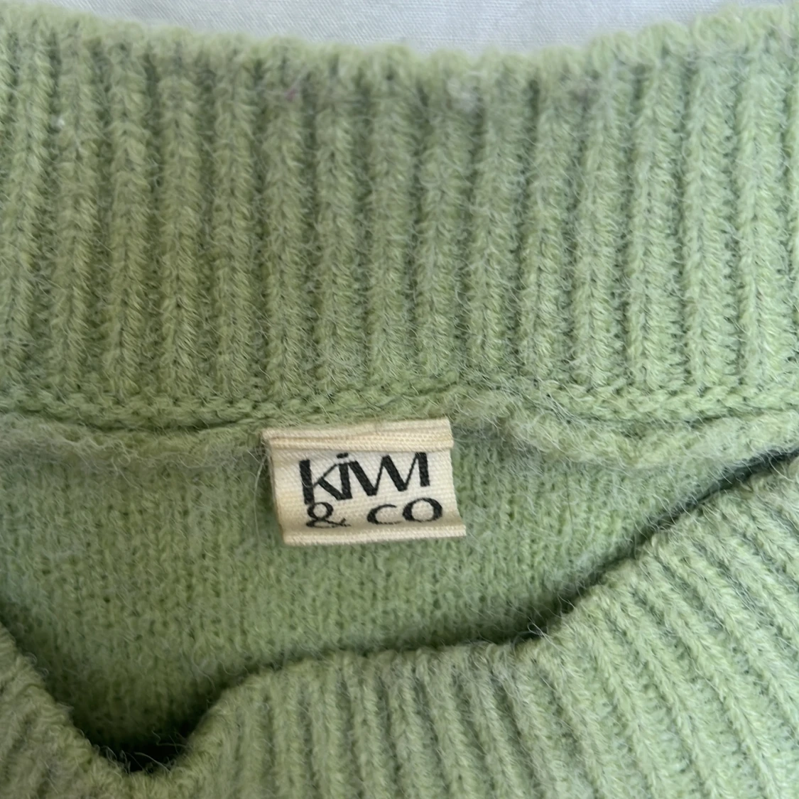 Grön stickad tröja från Kiwi & Co - 1