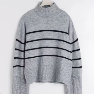 Grå randig stickad tröja - Jättefin randig randig stickad tröja med halv polokrage från Gina tricot! Den är använd ett fåtal gånger så inga defekter. Slutsåld på hemsidan💞💞