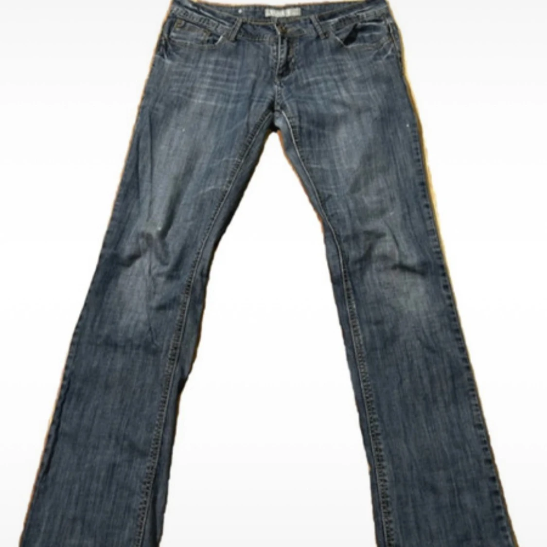 Lågmidjade bootcut jeans med metallbricka - 2