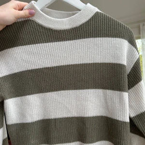 Tröja H&M - Randig stickad tröja stlrk XS (146/152) från H&M. Helt oanvänd 🤗