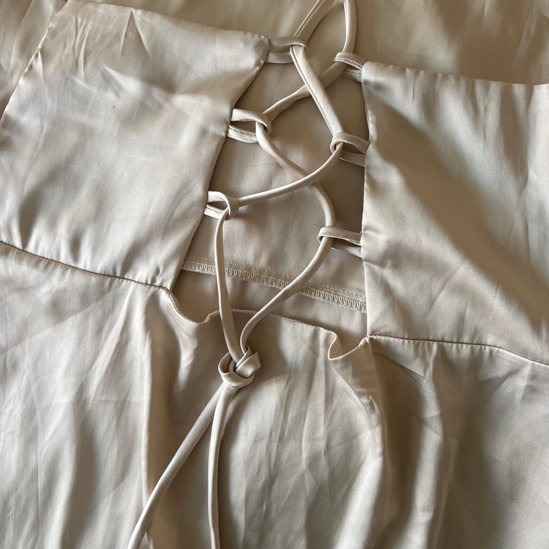 Champagnefärgad midiklänning med snörning - 2