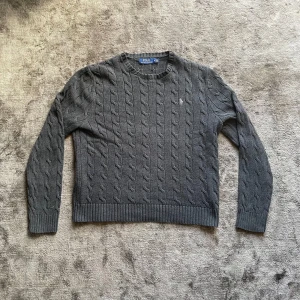 Ralph lauren tröja - Säljer fin RL kabelstickad tröja i färgen grå. Sjukt fin och perfekt för vårvädret. Mått finns på bild så ni kan se hur den passar