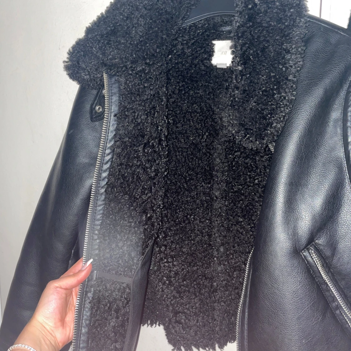 Svart skinnjacka med fuskpälsfoder från H&M - 2