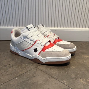 Dsquared sneakers - Säljer ett par Helt nya Dsquared sneakers. Skorna har använts typ två gånger så man kan säga att dom är nya. Köptes på Miinto för 398€ vilket motsvarar typ 4300kr. Hör gärna av dig för frågor!