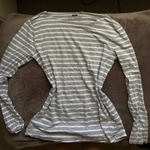 Randig tröja  - En ”oversized” randig tröja med inga defekter🎀