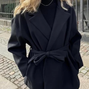 Svart kappa med bälte från Missay -  svart kappa med knytskärp i midjan från Missay i storlek M