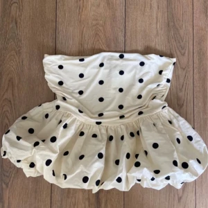 Prickig HM topp - Söt prickig topp från HM, storlek xs men passar S också!