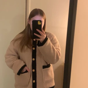 Beige Teddy jacka  - Säljer denna super fina teddy jackan. Aldrig använd så den är i helt nytt skick💕