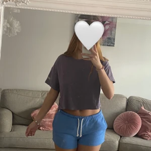 Lila croppad t-shirt från MM Sports - Säljer en lila croppad t-shirt från MM Sports i boxy fit. Tröjan har korta ärmar och är tillverkad i mjukt bomullsmaterial. Perfekt för en avslappnad och sportig stil.