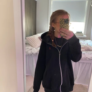 Ralph lauren Hoodie - Super fin hoodie i mycket bra sick! Kostar 1200ny och säljer den för 679 då den tyvärr var lite stor på mig men jag brukar bära xxs i vanligt fall skulle säga att den passar nån med XS/S men det står M jag på bilden är 152