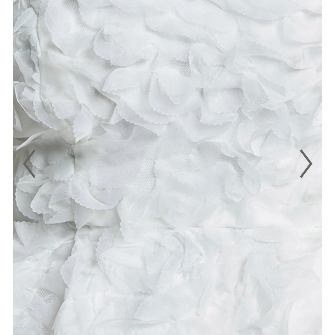 Vit kortklänning med 3D-blommor och tunna axelband - 3