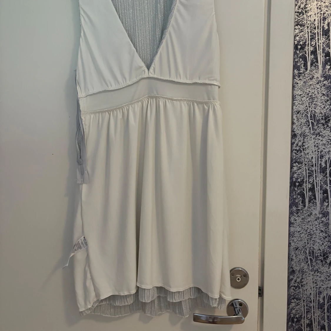 Ljusglittrig långklänning med v-ringning - 2