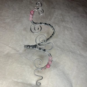 Armcuff/ armsmycke  - Perfekt till balen/ studenten/ eller skolavslutningen. Du kan välja om du vill ha det på över eller under armen✨