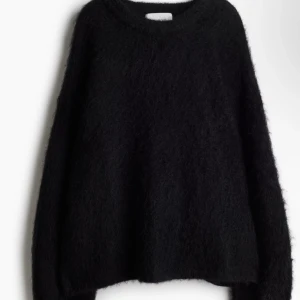 Mohairmix tröja hm  - Mysig svart stickad tröja med lång ärm och rund hals. Tröjan har en fluffig och lite oversized passform, perfekt för kyliga dagar. Enkel och stilren design som passar till det mesta. Den från hm slutsåld på nätet och är mohairmix storlek M säljer för jag drar till mina andra tröjor istället 