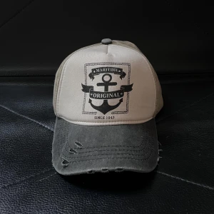 Keps - En grön keps köpt utomlands. Den är helt oanvänd. Storleken går att justera. Finns ej tillgänglig på nätet. Hör av dig vid intresse// elegance.