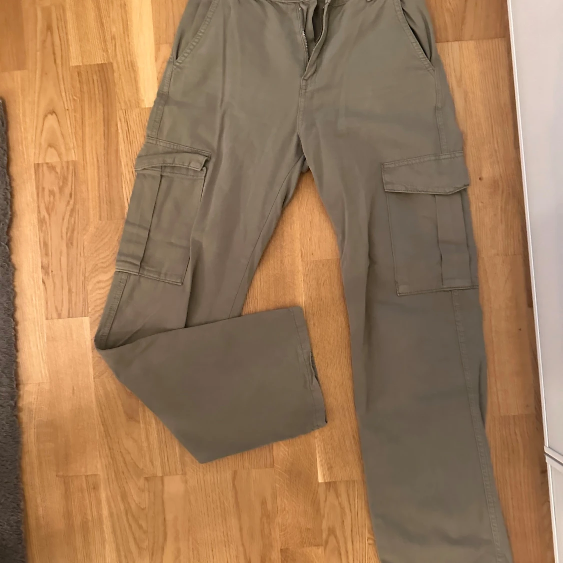 Beiga cargopants med fickor - 3