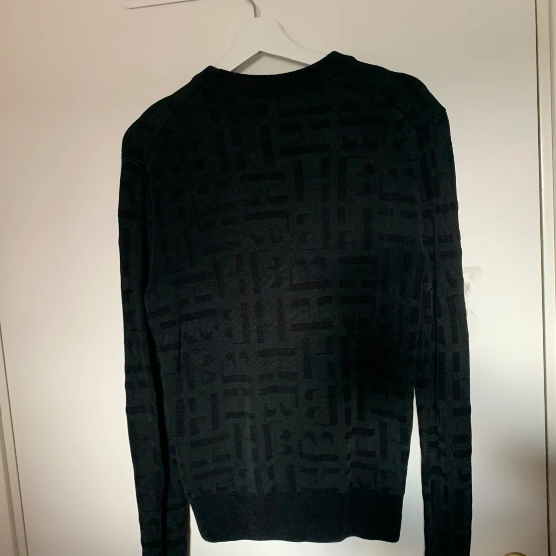 Svart mönstrad Hugo Boss. Monogram