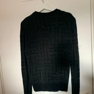 Svart mönstrad Hugo Boss. Monogram - Säljer en svart långärmad tröja från BOSS med diskret geometriskt mönster i tyget. Om du gillar unika & diskreta märkesplagg är denna för dig. 