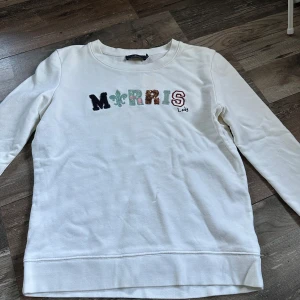 tröja från Morris Lady - Säljer en vit sweatshirt från Morris Lady i NY skick!!! Den är i storlek M men sitter mer som en S. säljs för 400 + ev frakt 