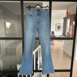 Lee Bootcut Jeans  - Säljer ett par Lee Breese Jeans i ljusblå denim. Byxorna är i perfekt skick, säljer pga storleken. Jeansen har medelhög midja och stretch så dem är superbekväma!! 💗