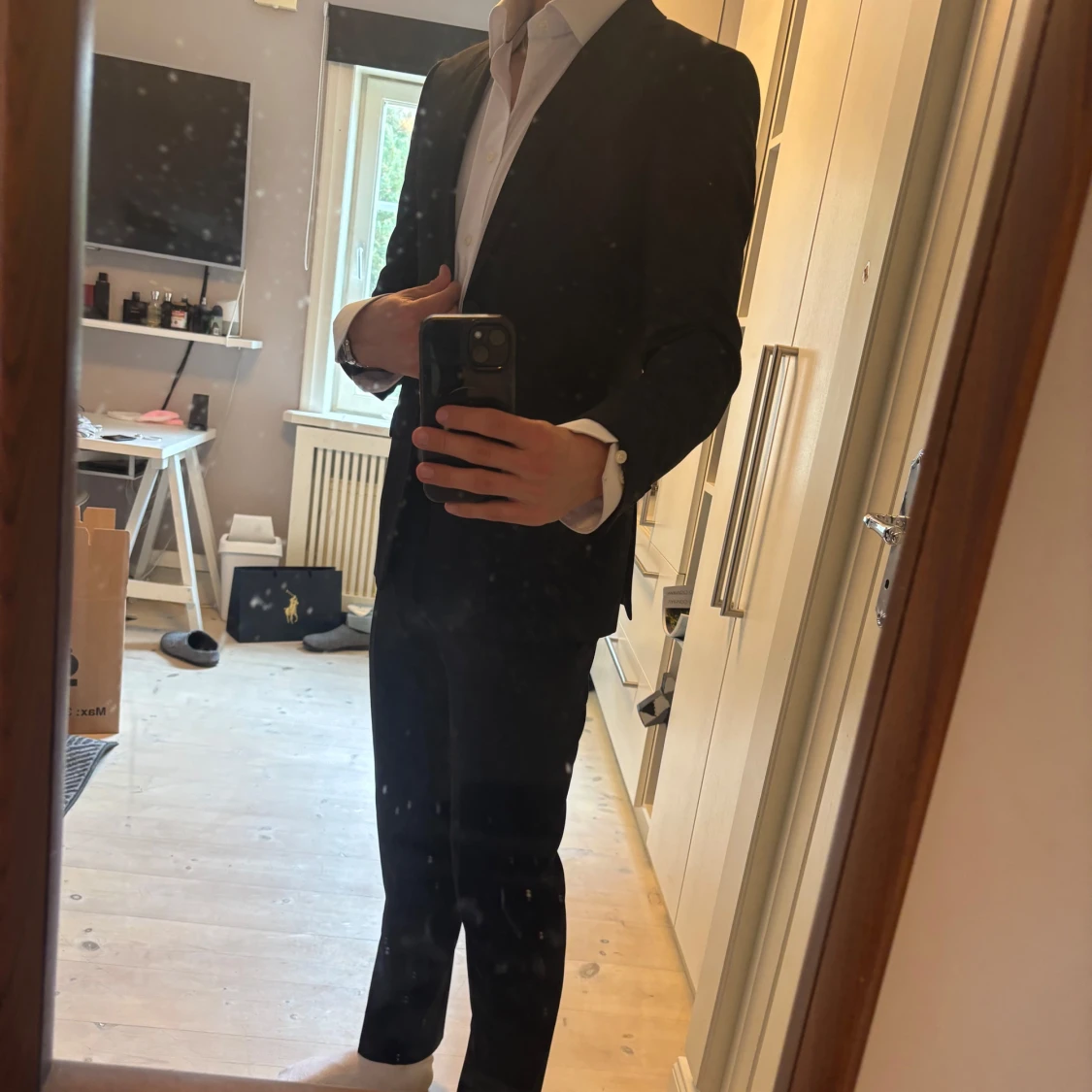 Svart kostym med vit skjorta Lindberg  - 1