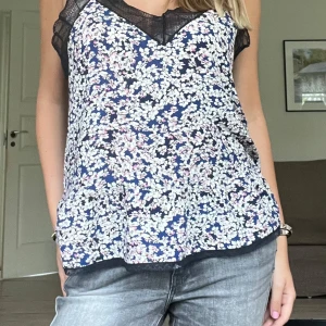 Zadiglinne - Säljer detta fantastiska linne från Zadig&Voltaire! Det är så fint och är perfekt till sommaren🤩 jag köpte det för 2000 kr och kan tänka mig att sälja det för 1200, men pris kan diskuteras! 💕