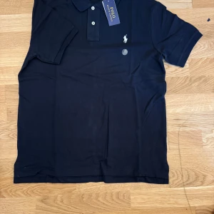 Svart pikétröja från Polo Ralph Lauren - Helt ny, skicka för fler bilder eller frågor! Har fler inne i andra storlekar och färger!
