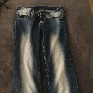 Blå jeans med slitningar - Säljer de så kallade kvarg jeansen, skitnsygga å har inga defekter då de knappt är använda. De är storlek 25/32 och passar väl i längden som är 168!