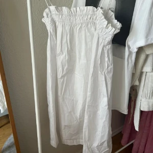 Klänning - Fin klänning från H&m. Lite skrynklig på bilderna, men går att sträcka fint. Är ungefär ner till knäna på mig som är runt 1,70🥰🥰