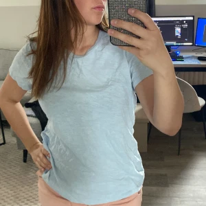 Ljusblå basic t-shirt - En enkel ljusblå t-shirt med rund halsringning och korta ärmar. 